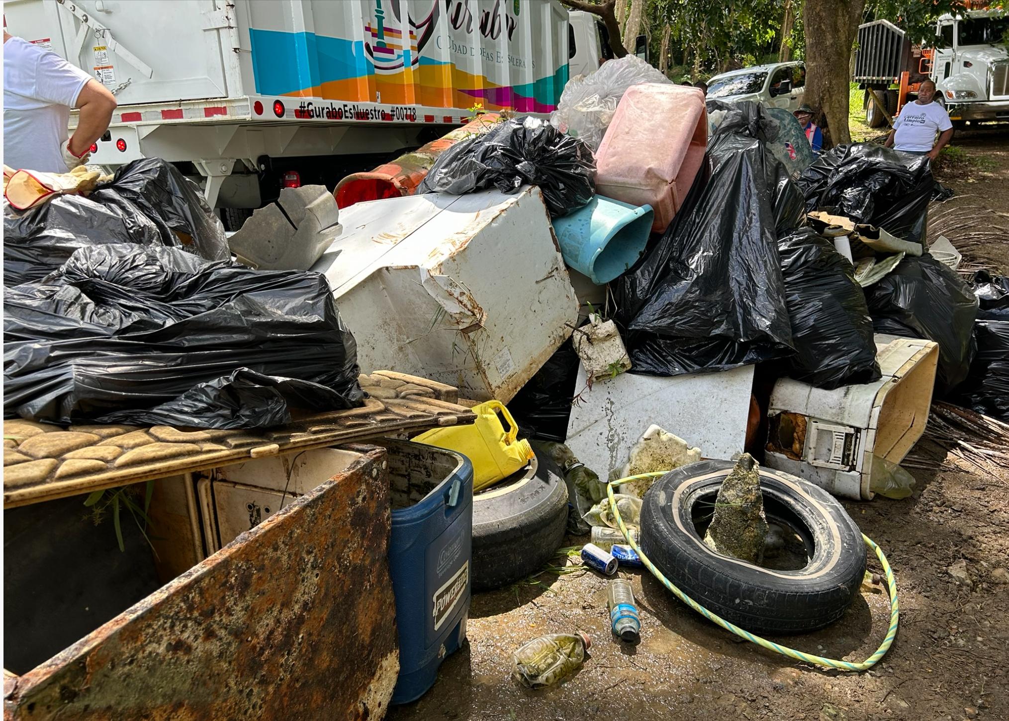 Voluntarios Sacan Toneladas De Basura De Embalse Carra Zo Cybernews