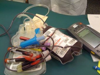 FDA autoriza tratamiento con sangre donada por sobrevivientes de COVID-19