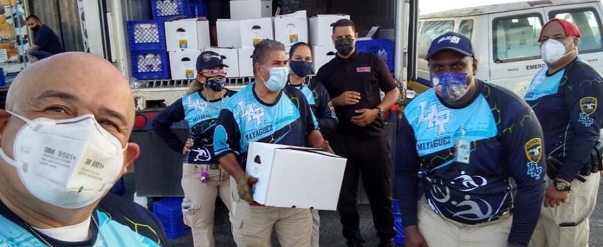 Policías realizan trabajo comunitario y ayuda a familia sin hogar en Lajas