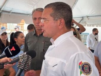 Alcalde de Coamo aprovecha visita del gobernador para abogar por la descentralización de la respuesta en emergencias (Sonido)