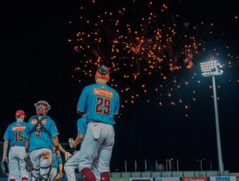 A ley de uno los Indios en la semifinal Liga de Béisbol Profesional Roberto Clemente