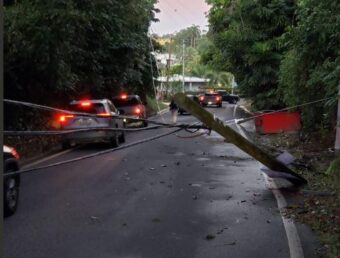 Carretera cerrada en Bayamón por poste caído