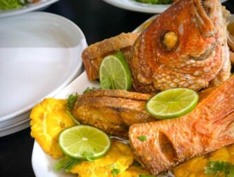 Festín gastronómico en la plaza pública de Hatillo
