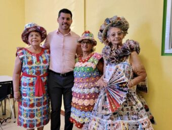 Grupo de Centro de Envejecientes de Ceiba crean vestidos con materiales reciclables