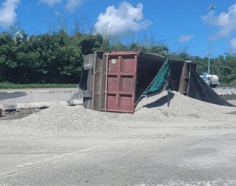 Reportan camión volcado que obstruye vía de rodaje en la PR-53 en Humacao 