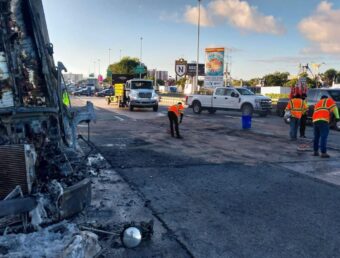 Abren dos carriles en Expreso Las Américas por camión incendiado y derrame de combustible (Actualización)