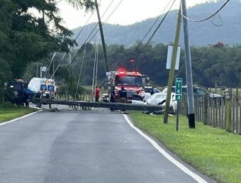 Carretera en Yabucoa cerrada por poste que cayó luego de accidente de tránsito