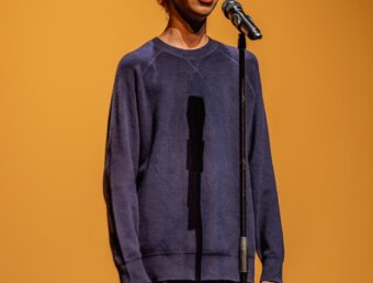 El estudiante Amir Trinidad se convierte en el campeón de Poetry Out Loud 2024 