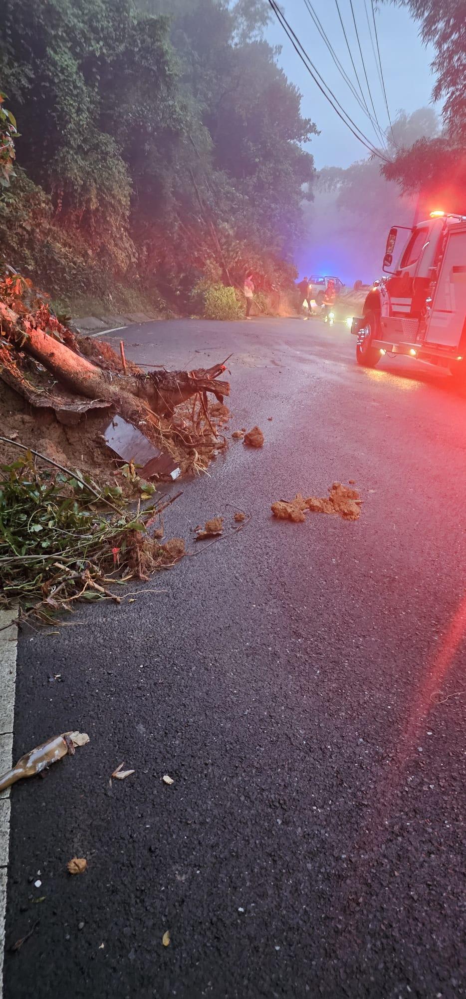 Carretera cerrada por derrumbe en Aibonito - CyberNews