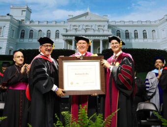 La Universidad del Sagrado Corazón gradúa a 970 estudiantes y confiere el Doctorado Honoris Causa a José Enrique “Kike” Cruz
