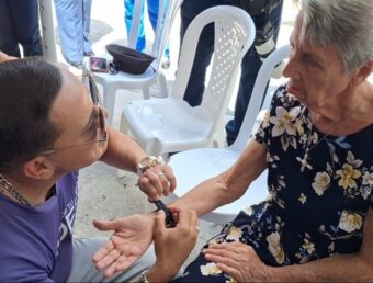 Víctor Manuelle coloca el primer brazalete localizador a paciente de alzheimer