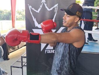 Cantante urbano Myke Towers adoptó siete gimnasios de boxeo de San Juan