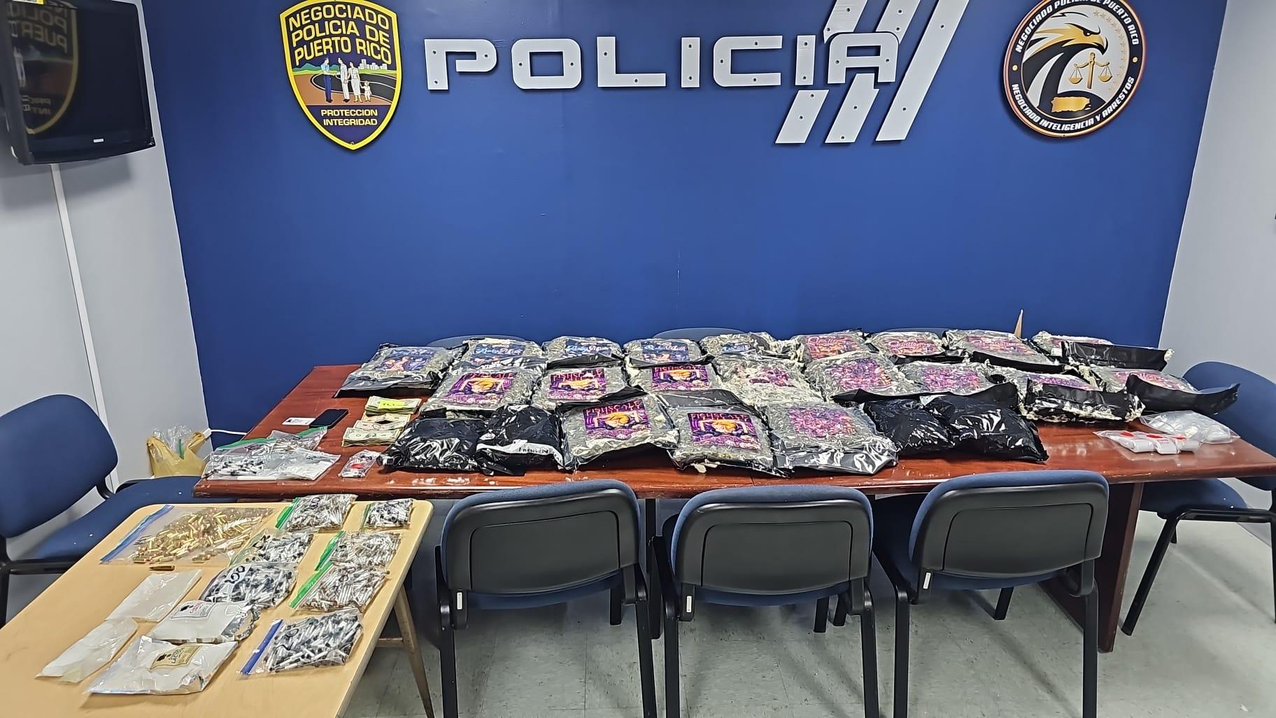 Policía ocupa 24 libras de marihuana y armas en allanamiento en Vega